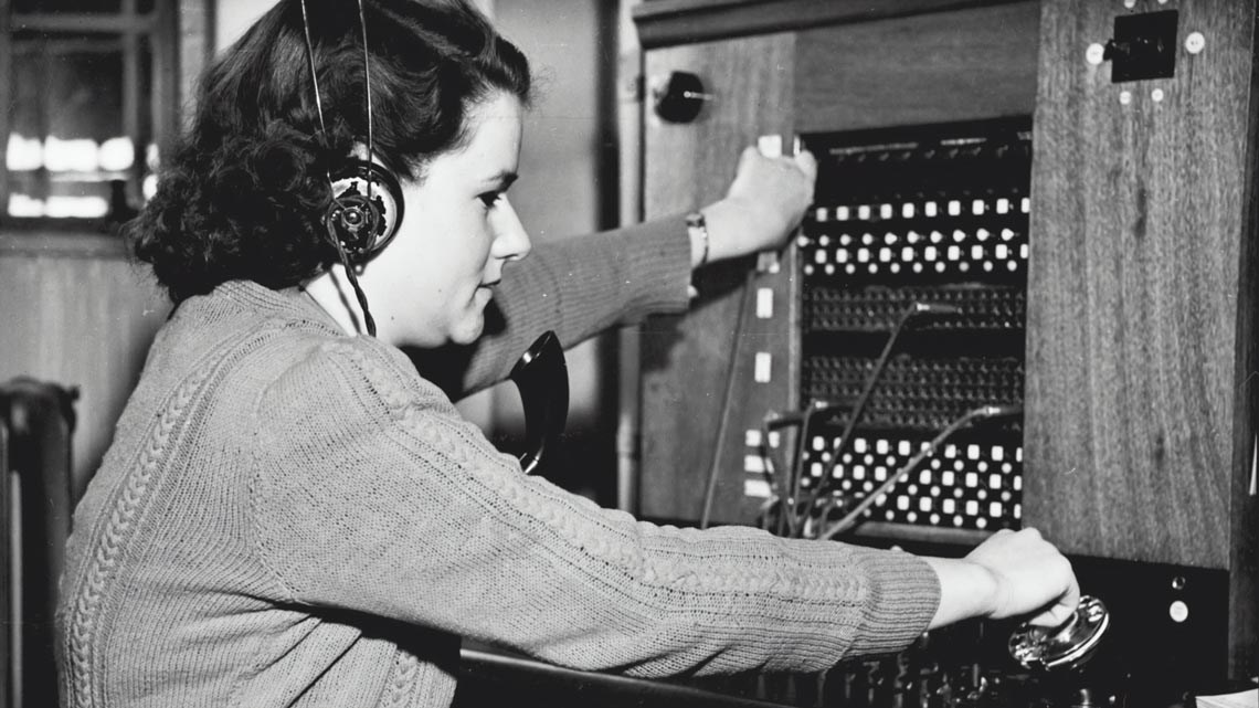 Telephone operator connecting calls